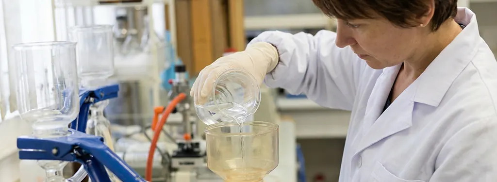Engenheiro analisando dados de um sistema de tratamento de água