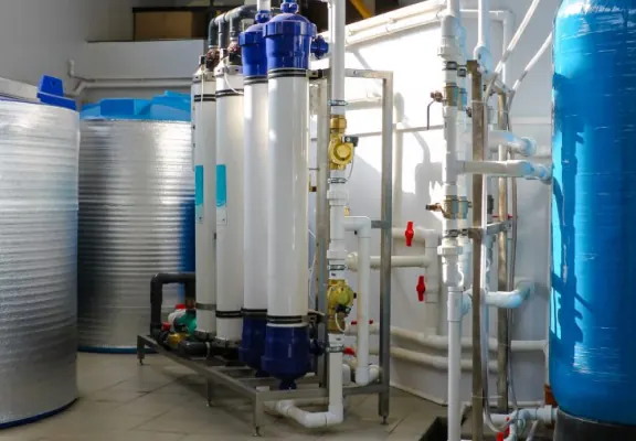 Equipamento modular de tratamento de água instalado em planta industrial
